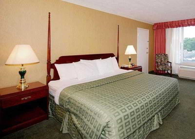 Wyndham Garden Greensboro Extérieur photo