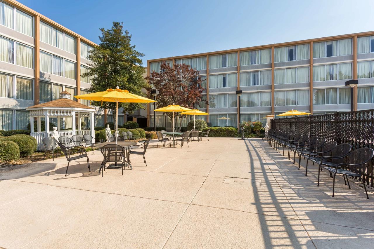 Wyndham Garden Greensboro Extérieur photo