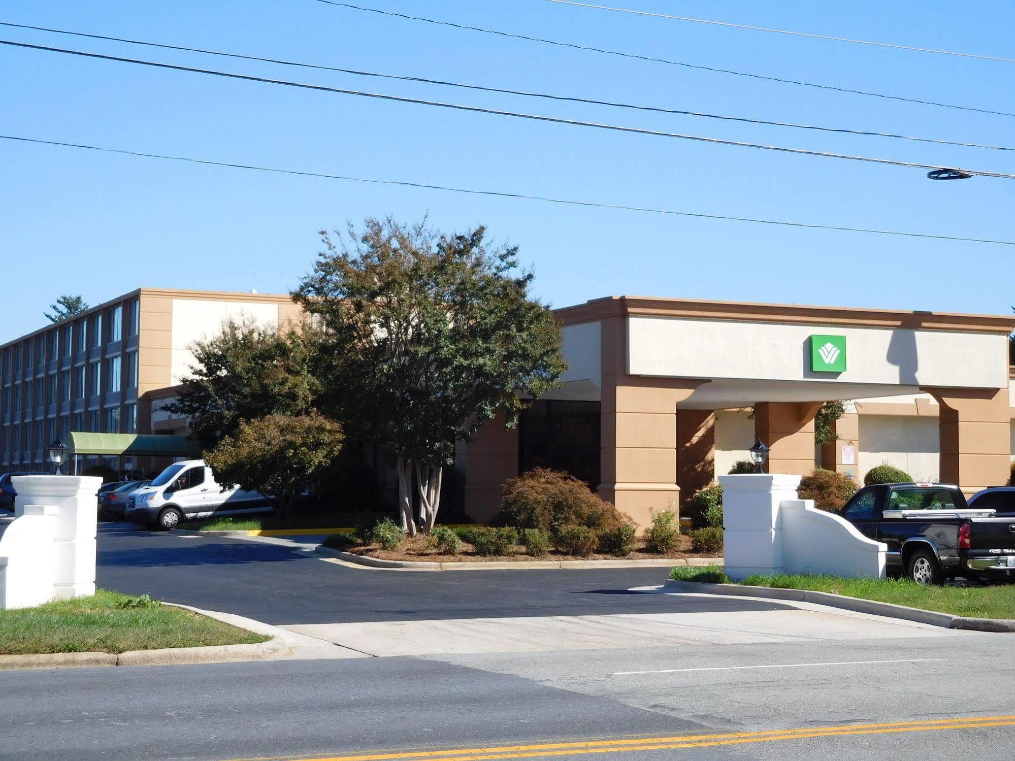 Wyndham Garden Greensboro Extérieur photo